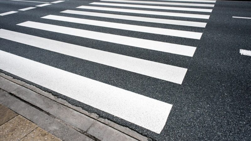 Zatrzymaj się za żółtą linią: Twoje bezpieczeństwo na peronie!