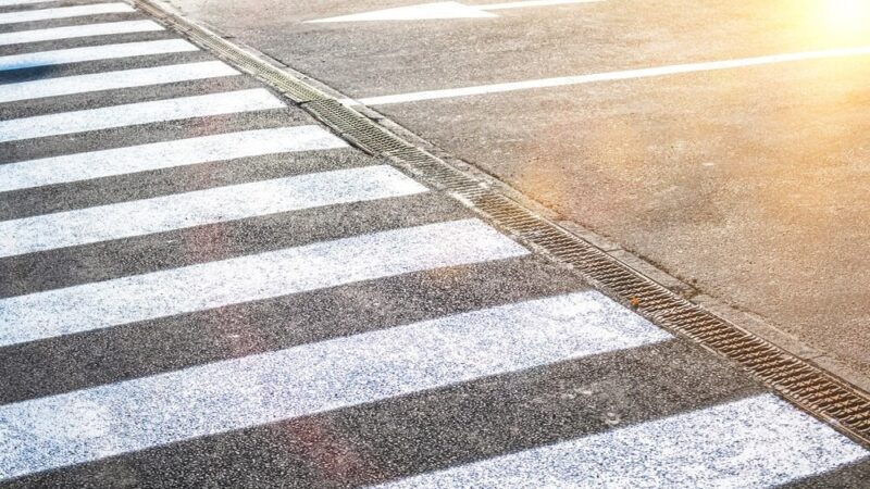 Zimowe wyzwania dla bezpieczeństwa pieszych na drogach