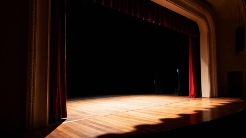 Gąsienica w Krainie Cudów: Teatralna Przygoda dla Dzieci