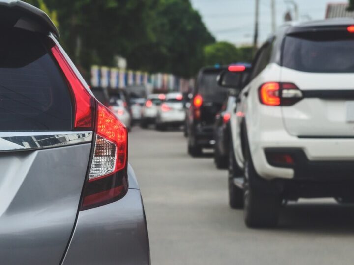 Zamieszanie w Warszawie: Weekendowe marsze i utrudnienia w ruchu