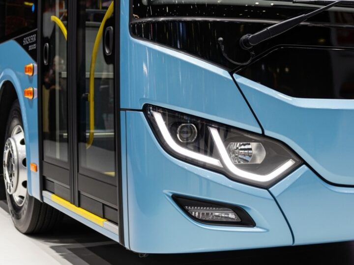 Warszawskie tramwaje i autobusy: Rekordowa popularność wśród mieszkańców!