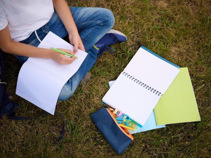 Zabawa i nauka: Przedszkolaki odkrywają angielski z misiem Huggy w Białołęce