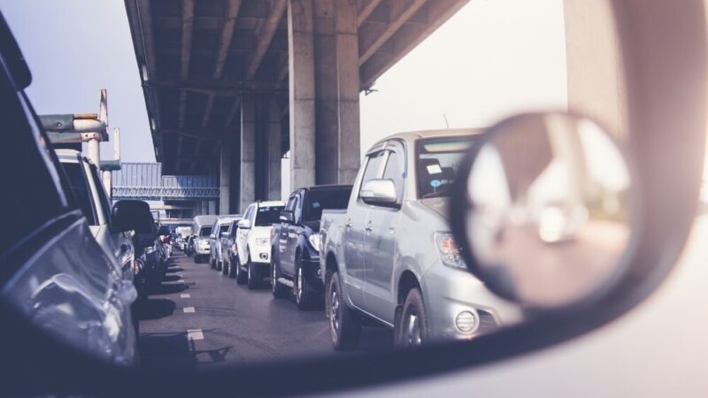 Utrudnienia w Wawrze: Kluczowe zmiany w ruchu drogowym i kolejowym