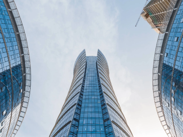 Biuro do wynajęcia w centrum Warszawy – przewodnik po dzielnicach i formatach przestrzeni