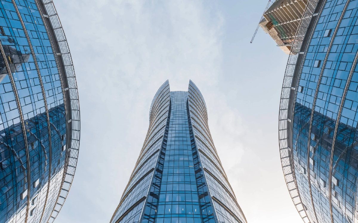 Biuro do wynajęcia w centrum Warszawy – przewodnik po dzielnicach i formatach przestrzeni