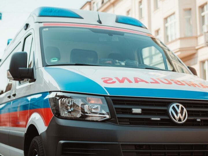 Ewakuacja z wysokości: ratownicy w akcji na 50-metrowej wieży w Warszawie