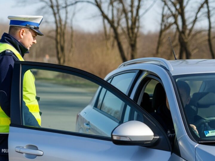 Nielegalni kierowcy: Policyjna akcja ujawnia fałszywe dokumenty i brak uprawnień