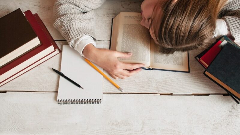 Bezpieczny świat młodzieży: Jak chronić się przed zagrożeniami w sieci i w realnym życiu