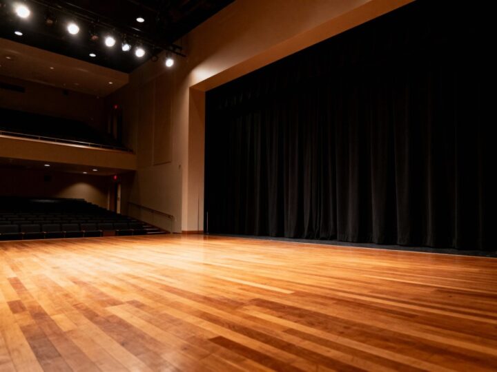 Teatr na Ochocie: Zdobądź darmowe bilety na „Rodzinne rewolucje”!