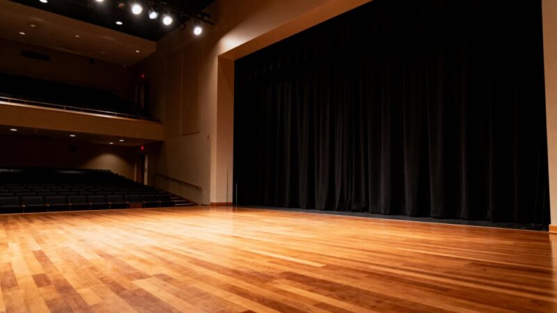 Teatr na Ochocie: Zdobądź darmowe bilety na „Rodzinne rewolucje”!