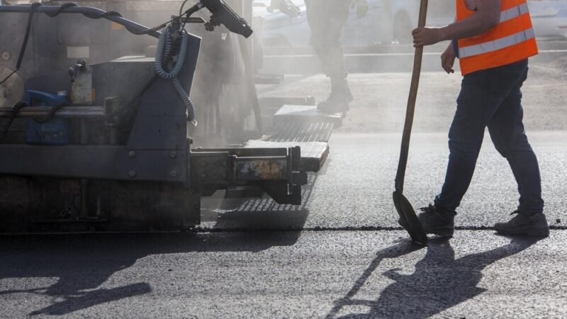 Asfalt na ul. Rakowieckiej gotowy – prace w weekend!