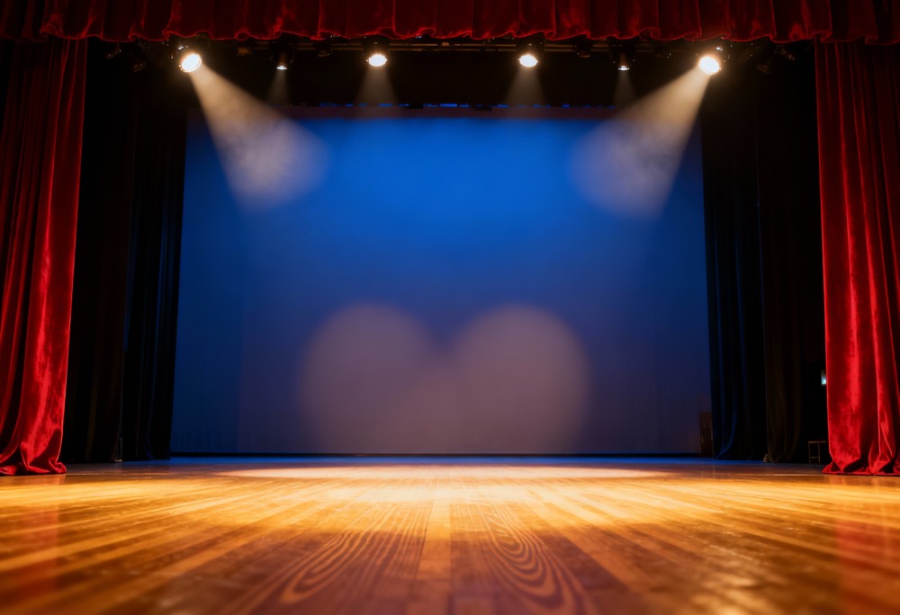 Seniorzy w akcji: Praskie Dni Teatru z „Sanatorium – granda i cekiny