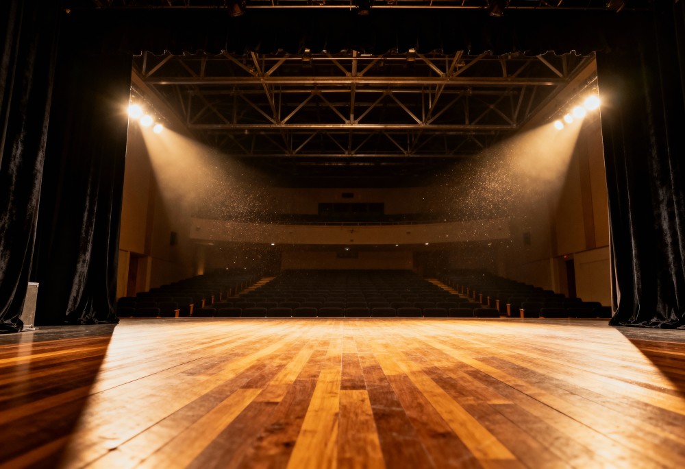 Wilanów wita wiosnę z komedią „Przesyłka z zaświatów” na Dzień Teatru!