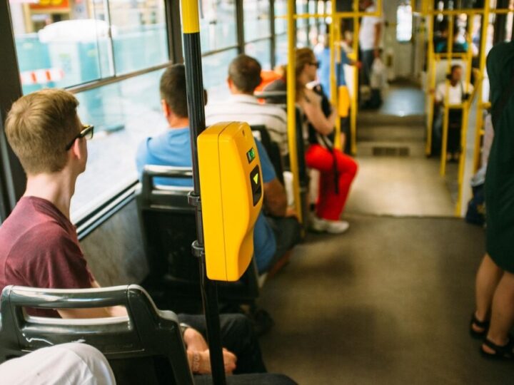 Przyszłość transportu: od żartów do innowacji na miejskich przystankach