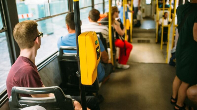 Przyszłość transportu: od żartów do innowacji na miejskich przystankach