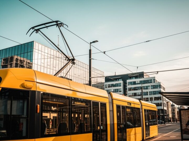 Dlaczego tramwaje nie zatrzymują się dla spóźnionych pasażerów?