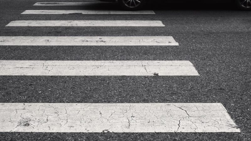 Bezpieczne dzieci na drodze: Policjanci uczą zasad ruchu i widoczności