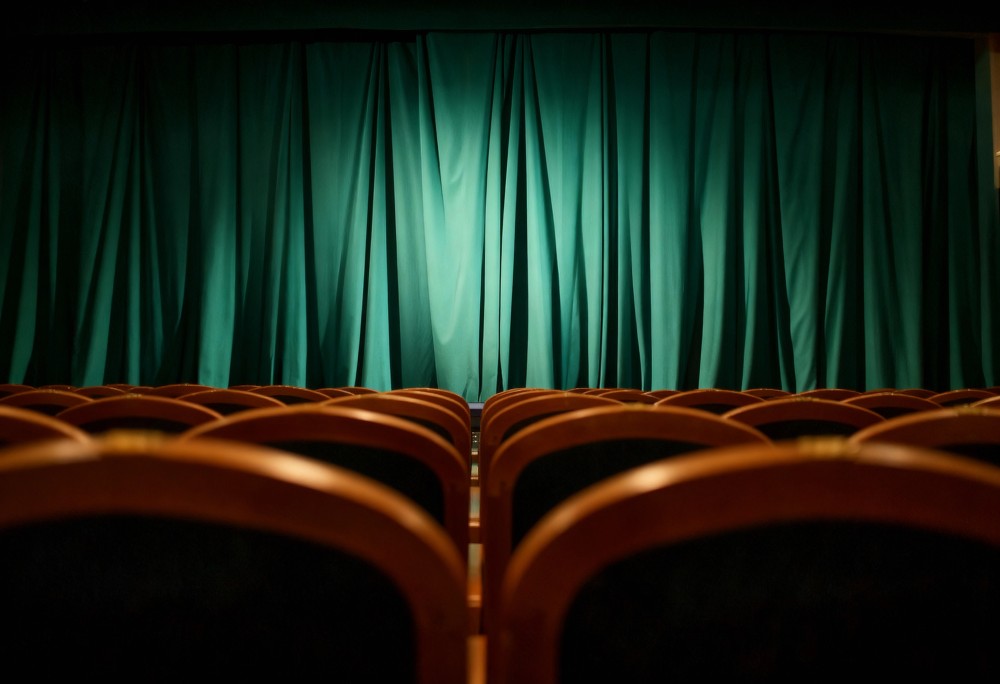 Teatralna Majówka: Sztuka na świeżym powietrzu w sercu Pragi-Południe!