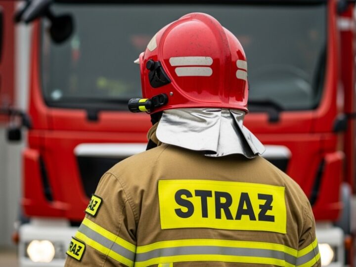 Pożar krzyża w Warszawie: strażacy walczą z ogniem na terenie parafii św. Maksymiliana Kolbego