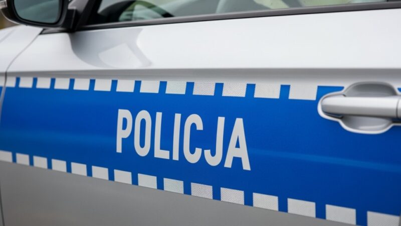 Policjant po godzinach zatrzymuje niebezpiecznego kierowcę i odkrywa poszukiwanego przestępcę