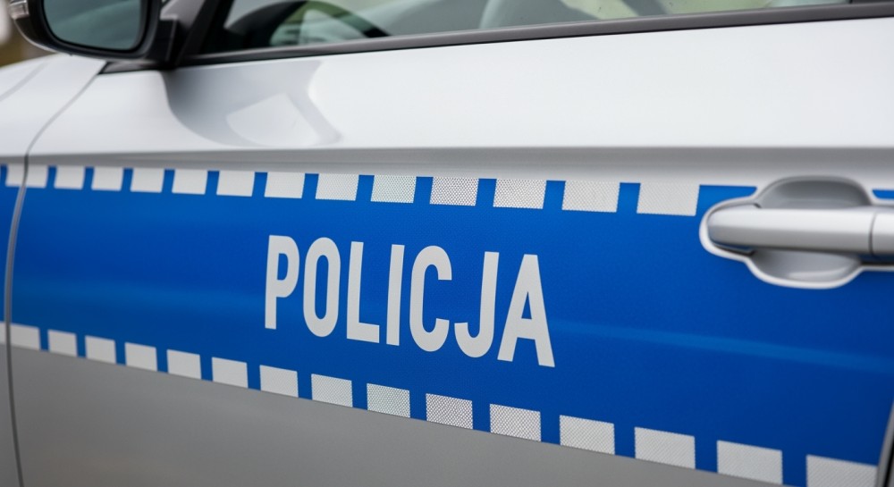 Policjant po godzinach zatrzymuje niebezpiecznego kierowcę i odkrywa poszukiwanego przestępcę
