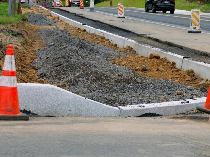 Nowe życie dla warszawskich dróg: Rozpoczęto sezon malowania oznakowania!