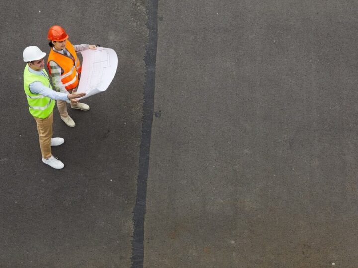 Wiosenne odświeżanie dróg: Nocne prace nad oznakowaniem poziomym w Warszawie