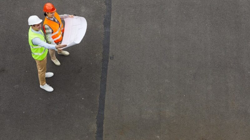 Wiosenne odświeżanie dróg: Nocne prace nad oznakowaniem poziomym w Warszawie