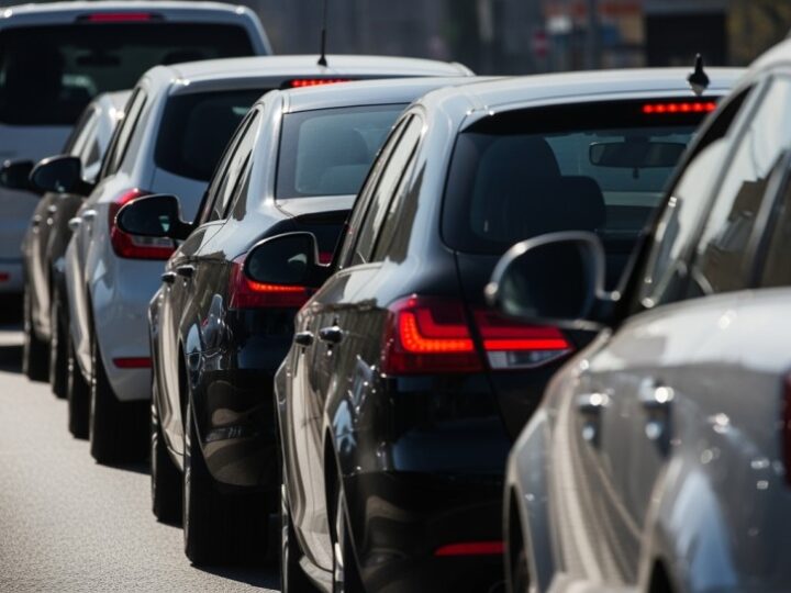 Majowe Uroczystości w Warszawie: Utrudnienia na Ulicach!