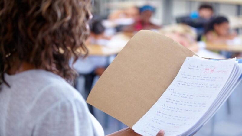Seniorzy w Bemowie zyskają pewność w cyfrowym świecie dzięki darmowemu kursowi komputerowemu