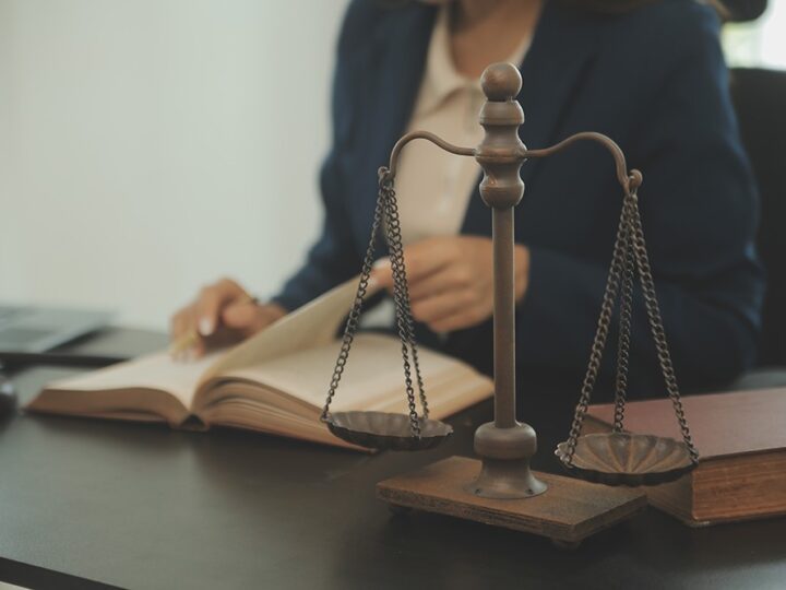 Błyskawiczny wyrok: Kierowca bez prawa jazdy skazany na prace społeczne i wysoką karę