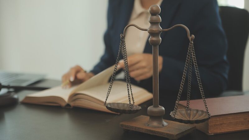 Błyskawiczny wyrok: Kierowca bez prawa jazdy skazany na prace społeczne i wysoką karę