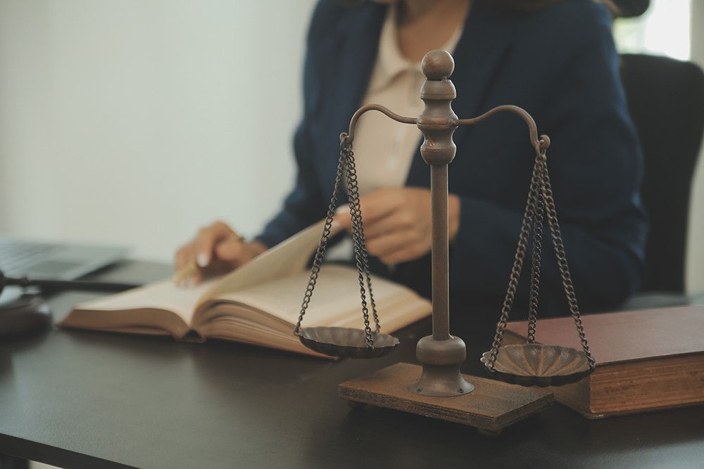 Błyskawiczny wyrok: Kierowca bez prawa jazdy skazany na prace społeczne i wysoką karę