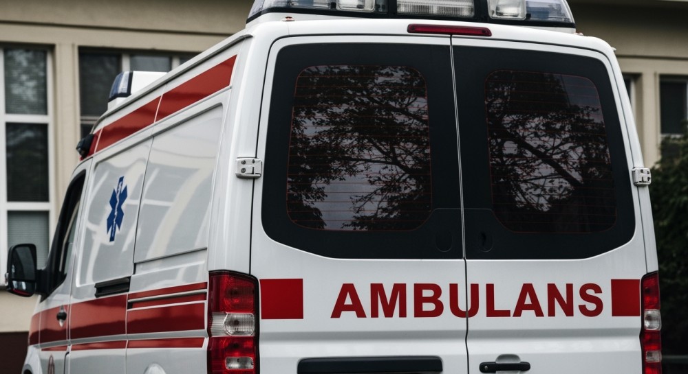 Dramatyczny wypadek na budowie w Mokotowie: młody mężczyzna w pułapce studni