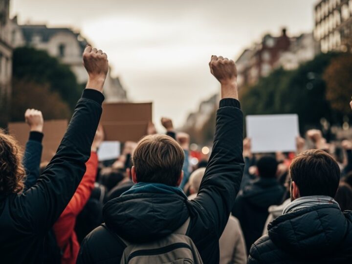 Policja w akcji: Bezpieczne przejście dla dzieci podczas protestu w Warszawie