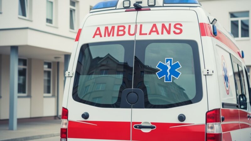 Szybka interwencja ratowników ratuje życie 37-latka z poważną raną głowy