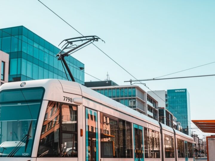 Tramwaje znów na Towarowej: nowe przystanki i lepsza komunikacja w Warszawie!