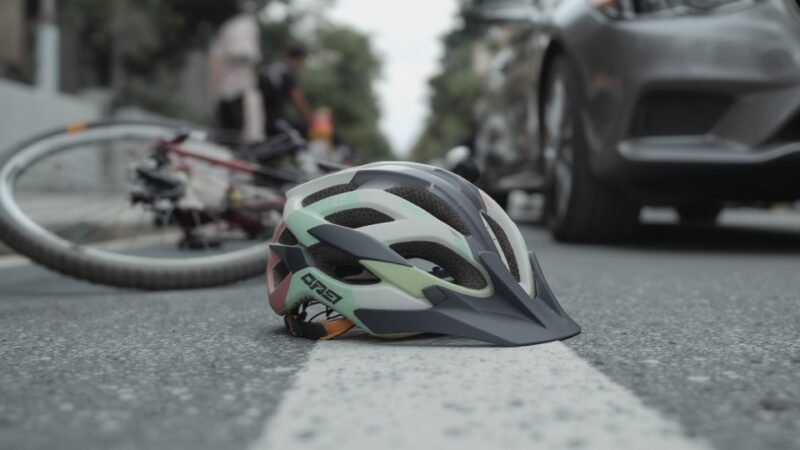 Bezpieczne ulice: kluczowe zasady dla kierowców i rowerzystów!
