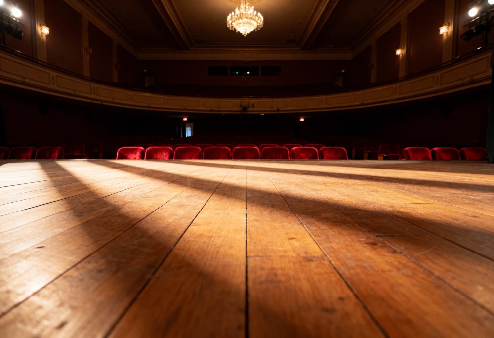 Spotkanie z Janem Englertem: Legenda Teatru w Wawrze!