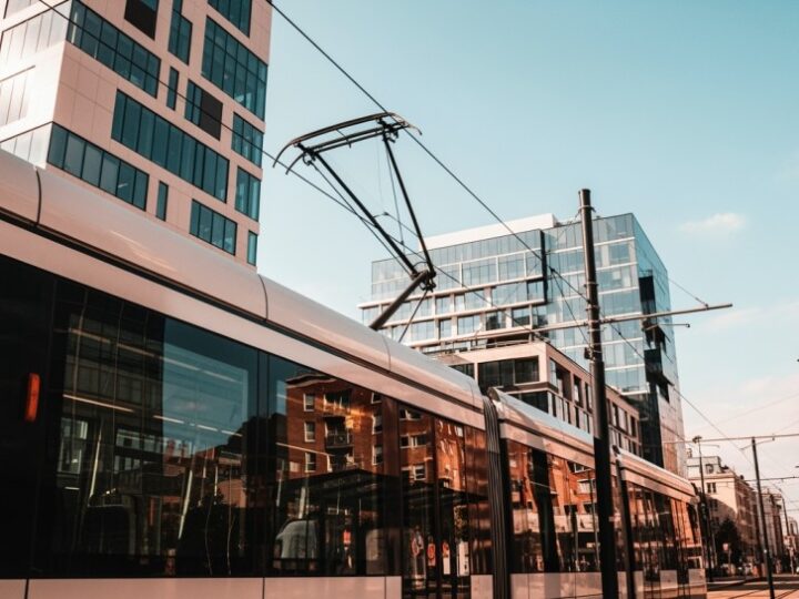 Utrudnienia na Rondzie Dmowskiego: Remont zmienia kursy tramwajów i ruch drogowy