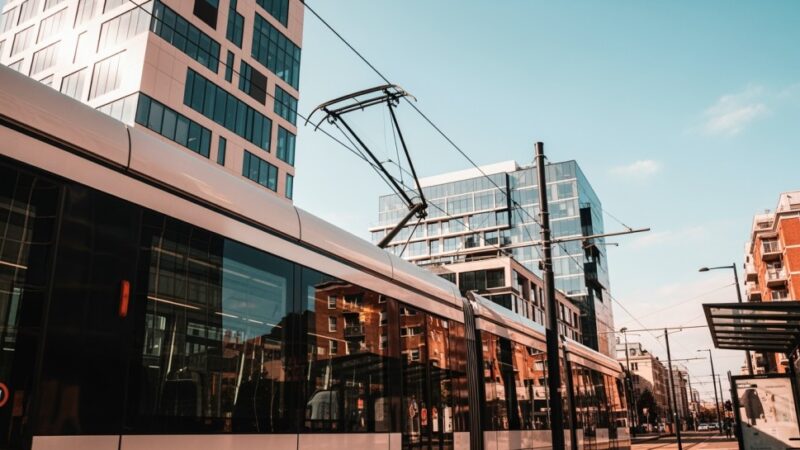 Utrudnienia na Rondzie Dmowskiego: Remont zmienia kursy tramwajów i ruch drogowy
