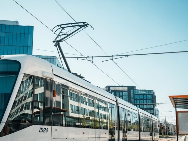 Zabytkowe tramwaje ożywiają warszawskie ulice!
