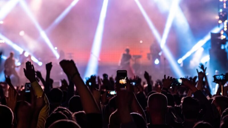 Muzyka i historia: Rockowa symfonia w sercu Warszawy