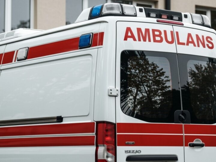 Groźne zderzenie motocykla z samochodem na ul. Woronicza – ratownicy w akcji