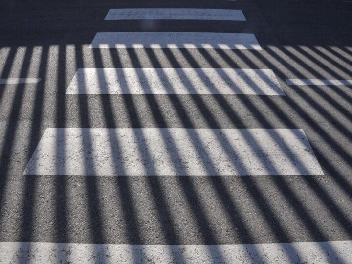 Bezpieczne przedszkolaki: Policjanci uczą zasad ruchu drogowego