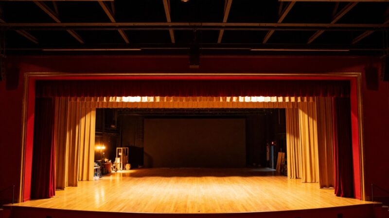 Teatralna Jesień na Ochocie: Królowe Życia za Darmo!
