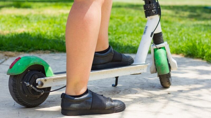 Hulajnogi elektryczne pod lupą: Policja intensyfikuje kontrole w Warszawie