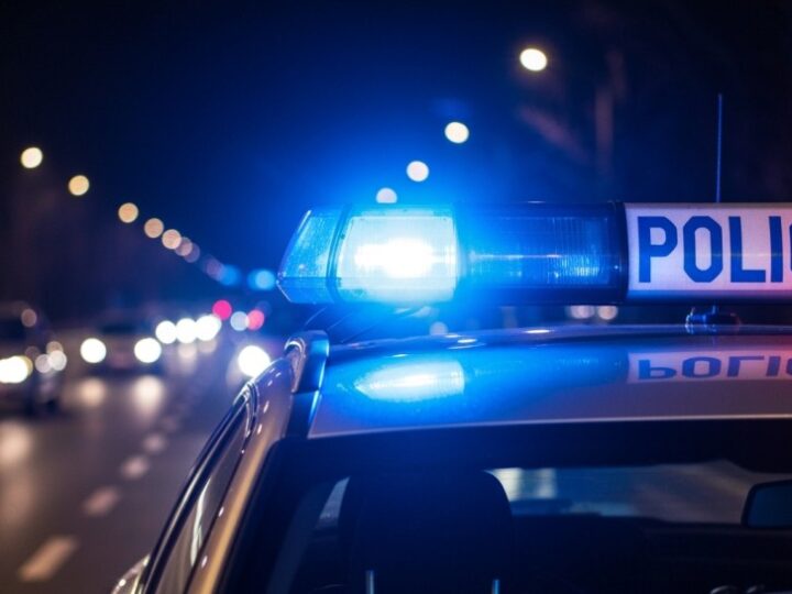 Młody kierowca bez uprawnień wjechał w hydrant, zalewając ulicę
