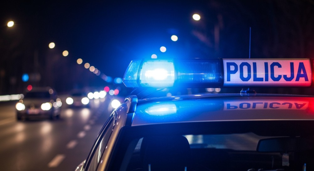 Młody kierowca bez uprawnień wjechał w hydrant, zalewając ulicę
