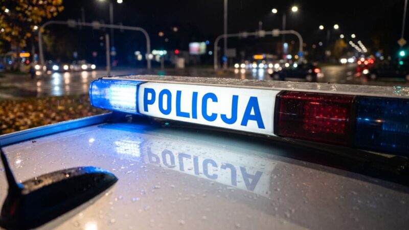 Policjant wyróżniony za bohaterską pomoc 77-letniej kobiecie na ulicy